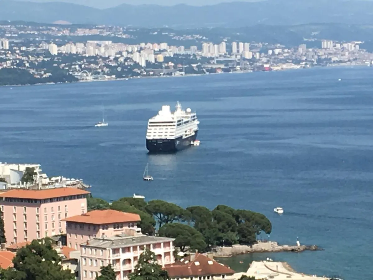 Apartment VILLA KAKI nur 5 Minuten über die Treppe zum Strand, mit fantastischer Aussicht und freiem Parken Opatija